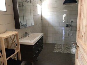 Douche, sèche-cheveux, serviettes fournies, papier toilette