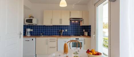 冷蔵庫、電子レンジ、オーブン、食器洗い機