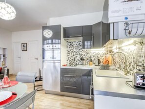 Kühlschrank, Mikrowelle, Geschirrspüler, Hochstuhl