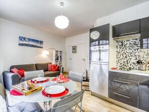 Réfrigérateur, micro-ondes, lave-vaisselle, chaise haute