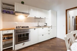 Frigorifero, forno, piano cottura, bollitore elettrico