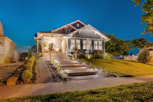 The Parkway Beach House-Two Blocks to the beach w/in ground heated s/water pool