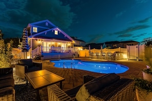 Piscine extérieure, piscine chauffée, chaises longues