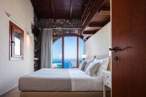 2 chambres, coffres-forts dans les chambres, bureau