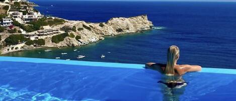 Een buitenzwembad en een verwarmd zwembad