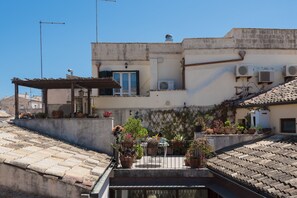 Outdoor dining - Aretusa Apartment with Terrace by Wonderful Italy (Siracusa)
