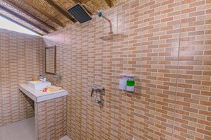 Phòng 3 cơ bản | Phòng tắm | Buồng tắm vòi sen, đồ dùng nhà tắm miễn phí, khăn tắm, xà phòng 