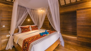 A wooden room with a bed, white canopy, and a woven ceiling. - Nerima Hut Lembongan (Lembongan Island)