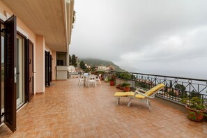 Terrace/patio - GuestHost - Lovely 65-sqm apartment located on the fourth floor of a period building with elevator, surrounded by greenery and near the centre of Taormina. It comes with a beautiful terrace that overlooks a breathtaking view from the Ancient Theater to t (Taormina)