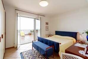 2 bedrooms, free Internet, bed sheets - GuestHost - Lovely 65-sqm apartment located on the fourth floor of a period building with elevator, surrounded by greenery and near the centre of Taormina. It comes with a beautiful terrace that overlooks a breathtaking view from the Ancient Theater to t (Taormina)