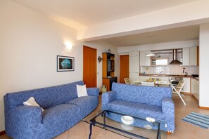 Flat-screen TV - GuestHost - Lovely 65-sqm apartment located on the fourth floor of a period building with elevator, surrounded by greenery and near the centre of Taormina. It comes with a beautiful terrace that overlooks a breathtaking view from the Ancient Theater to t (Taormina)