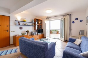 Flat-screen TV - GuestHost - Lovely 65-sqm apartment located on the fourth floor of a period building with elevator, surrounded by greenery and near the centre of Taormina. It comes with a beautiful terrace that overlooks a breathtaking view from the Ancient Theater to t (Taormina)