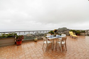 Outdoor dining - GuestHost - Lovely 65-sqm apartment located on the fourth floor of a period building with elevator, surrounded by greenery and near the centre of Taormina. It comes with a beautiful terrace that overlooks a breathtaking view from the Ancient Theater to t (Taormina)