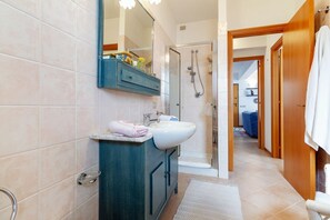 Shower, hair dryer, bidet - GuestHost - Lovely 65-sqm apartment located on the fourth floor of a period building with elevator, surrounded by greenery and near the centre of Taormina. It comes with a beautiful terrace that overlooks a breathtaking view from the Ancient Theater to t (Taormina)