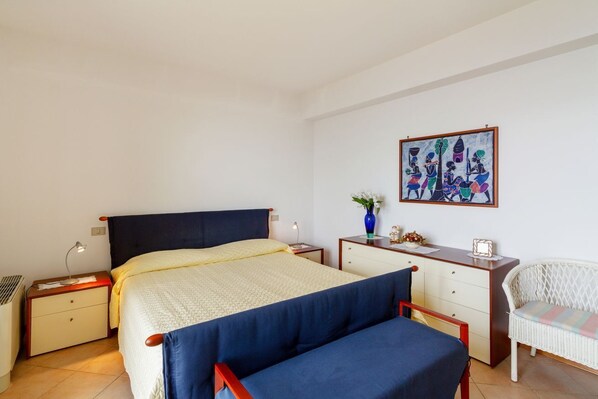 2 bedrooms, free Internet, bed sheets