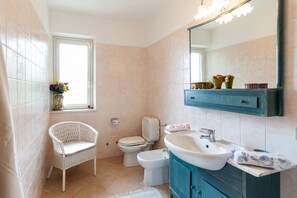 Regadera, secadora de cabello, bidet 