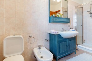 Shower, hair dryer, bidet - GuestHost - Lovely 65-sqm apartment located on the fourth floor of a period building with elevator, surrounded by greenery and near the centre of Taormina. It comes with a beautiful terrace that overlooks a breathtaking view from the Ancient Theater to t (Taormina)