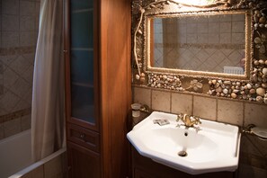 Ensemble baignoire-douche, séchoir à cheveux, serviettes fournies, savon