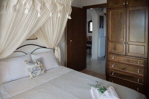 4 habitaciones, tabla de planchar con plancha, wifi y ropa de cama 