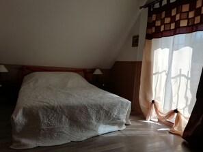 2 bedrooms, iron/ironing board, WiFi, bed sheets