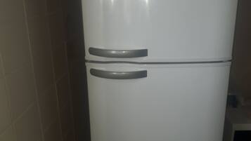 Geladeira, micro-ondas, cooktop, talheres/pratos/utensílios de cozinha