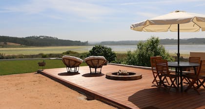 La Casinha, situada en un lugar paradisíaco tiene por telón de fondo, la Laguna.