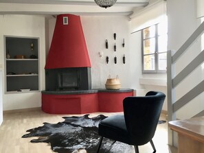 TV, fireplace, books - Spacious apartment (Cluny)