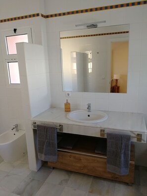 Haartrockner, Handtücher, Shampoo, Toilettenpapier