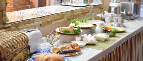 Petit déjeuner complet compris tous les jours