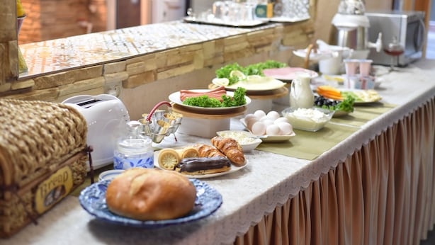 Una mesa de buffet con diversos alimentos y un tostador.
