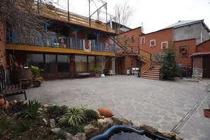 Kolmen hengen deluxe-huone | Näkymä kadulle