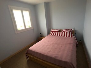 2 bedrooms - Seafront 3-Room Apartment for 4 with Panoramic Terrace, Private Parking, and Nearby Shops (Port Barcarès)