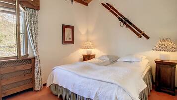 2 bedrooms, iron/ironing board, Internet, bed sheets