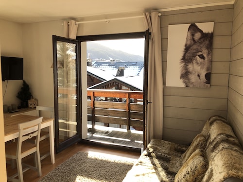 In the center of the village of Les Gets, ski-in ski-out apartment overlooking the slopes