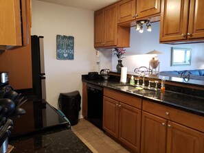 Een koelkast, een microgolfoven, een oven, een vaatwasser