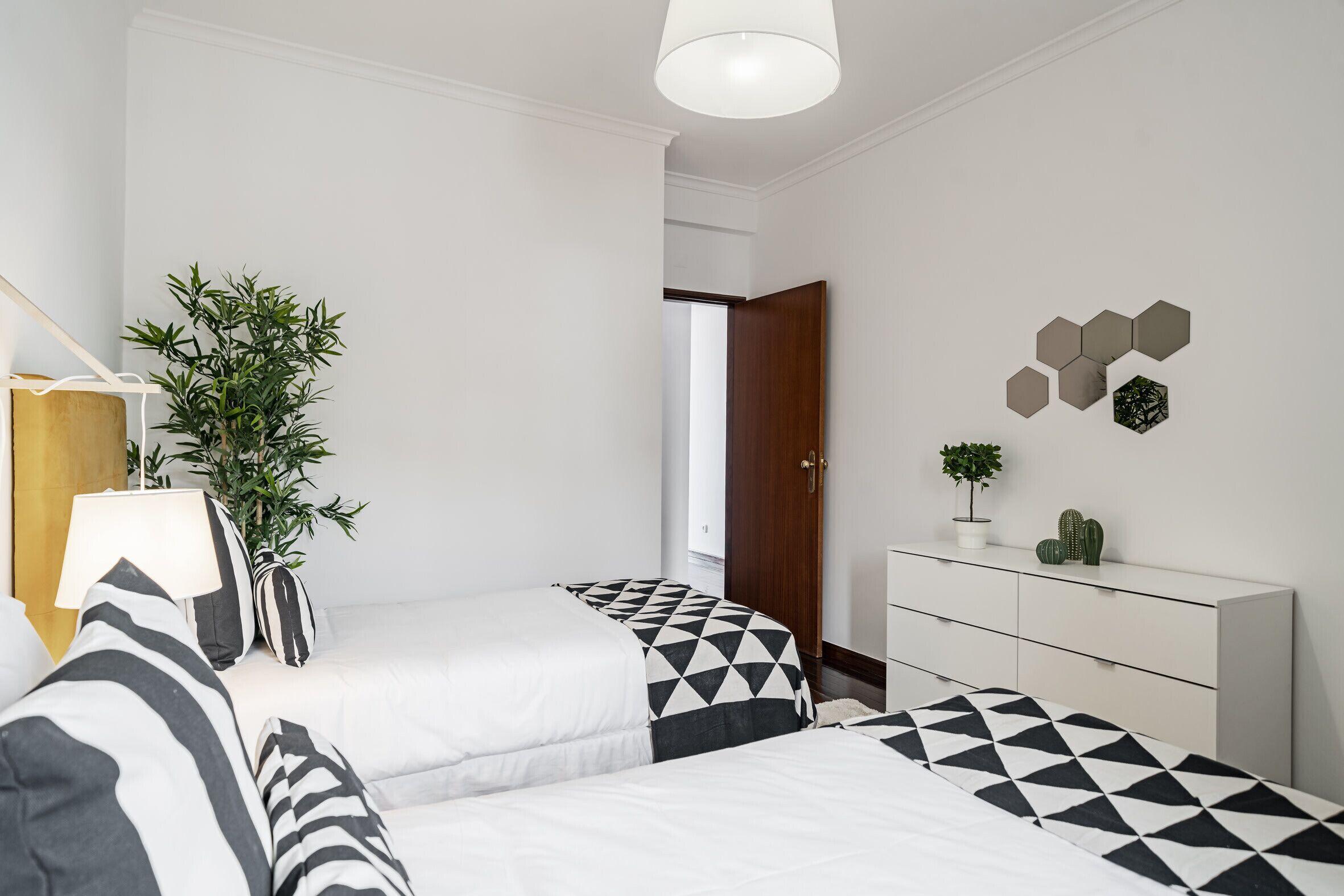 2 habitaciones, tabla de planchar con plancha, wifi y ropa de cama 