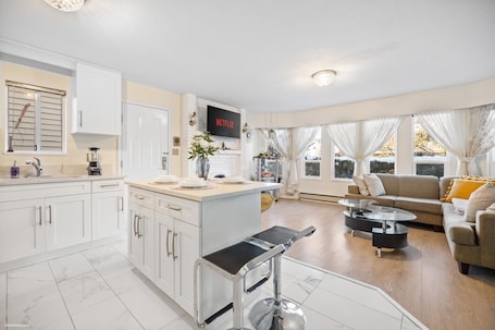 Interior. ❤️Family Friendly Garden Suite FIFA ready-QE|Riley Park|10 mins Downtown