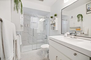 Een douche, een haardroger, handdoeken, zeep