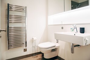 Sèche-cheveux, serviettes fournies, shampoing, papier toilette