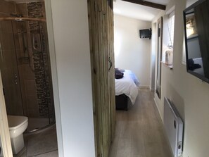 Hair dryer, towels, toilet paper - Secluded, self-contained converted stables, Russet (Yate)