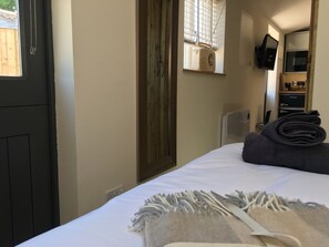 1 bedroom, iron/ironing board, WiFi, bed sheets - Secluded, self-contained converted stables, Russet (Yate)