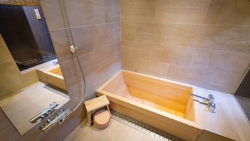 Bañera y ducha independientes, artículos de tocador gratuitos