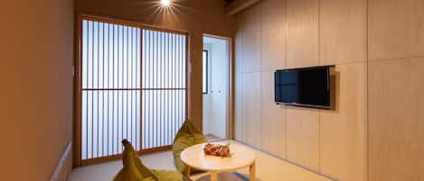 Traditionele kamer, niet-roken (JP Style Room, 2F, OKITA, HAJIME, NAG) | Woonkamer | Flatscreentelevisie