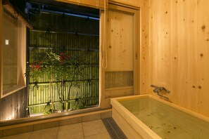 บ้านพักทราดิชันนัล, ปลอดบุหรี่ (Japanese Style) | ห้องน้ำ | อ่างอาบน้ำและฝักบัวแยกจากกัน, ของใช้ในห้องน้ำฟรี, ไดร์เป่าผม