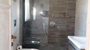 Doccia, asciugacapelli, asciugamani, sapone