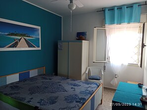 2 habitaciones, escritorio y tabla de planchar con plancha 