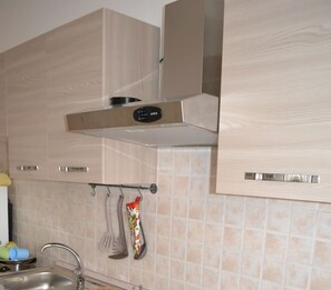 Réfrigérateur, four, plaque de cuisson, cafetière/bouilloire