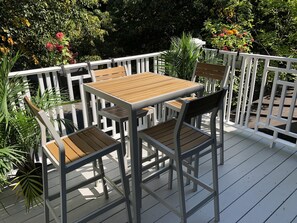 Outdoor dining - Unique, newly renovated and spacious 1600 square foot apartment. (La Cité-Limoilou)