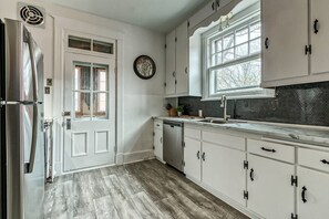Fridge, microwave, oven, stovetop - Unique, newly renovated and spacious 1600 square foot apartment. (La Cité-Limoilou)