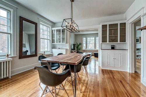 Ainutlaatuinen, hiljattain remontoitu ja tilava 1600 neliön jalkainen huoneisto.